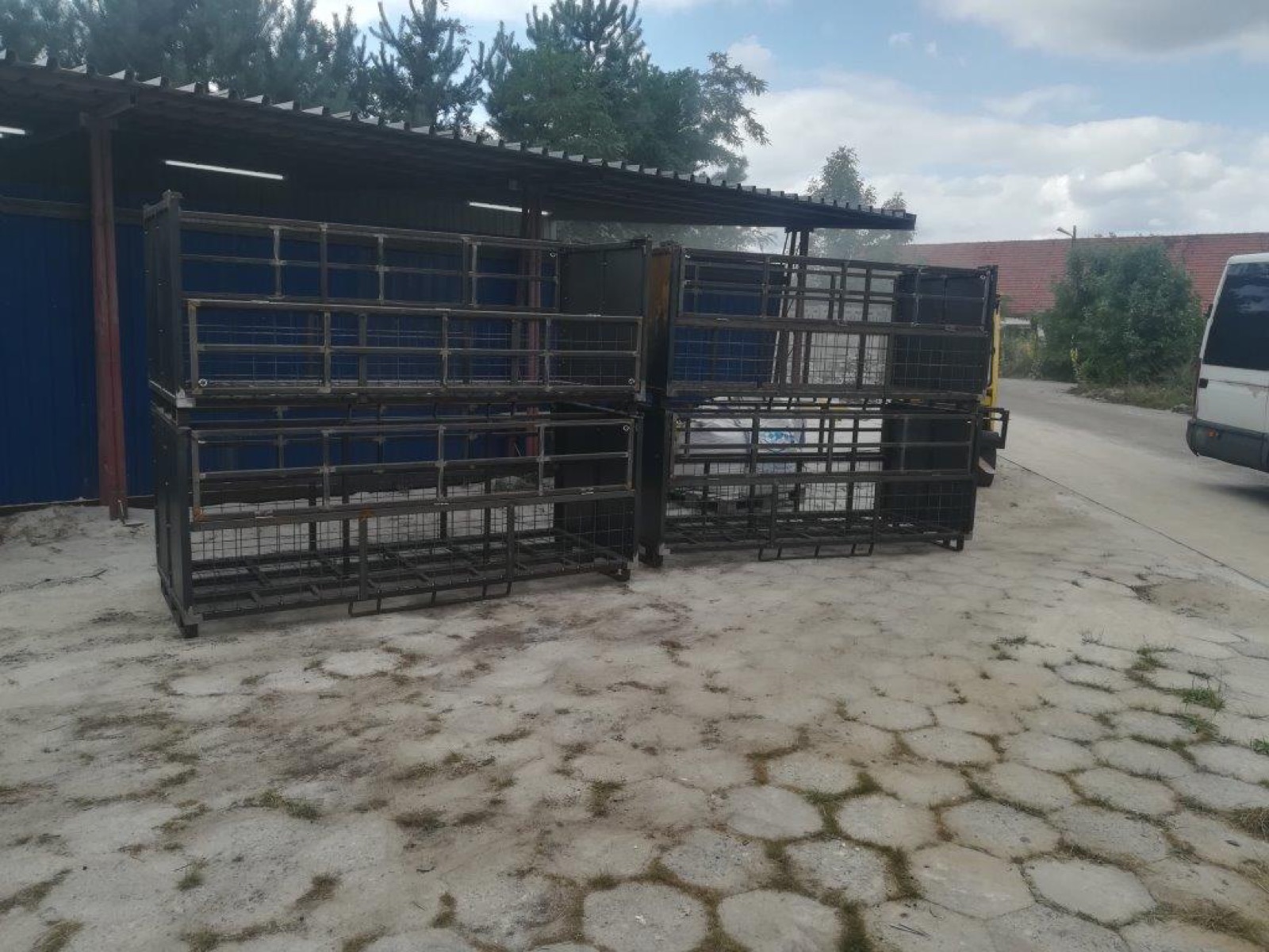 Kontenery stalowe przed piaskowaniem